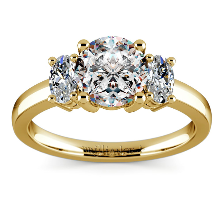 Three Stone Oval Diamond Ring In Yellow Gold | Thumbnail 01