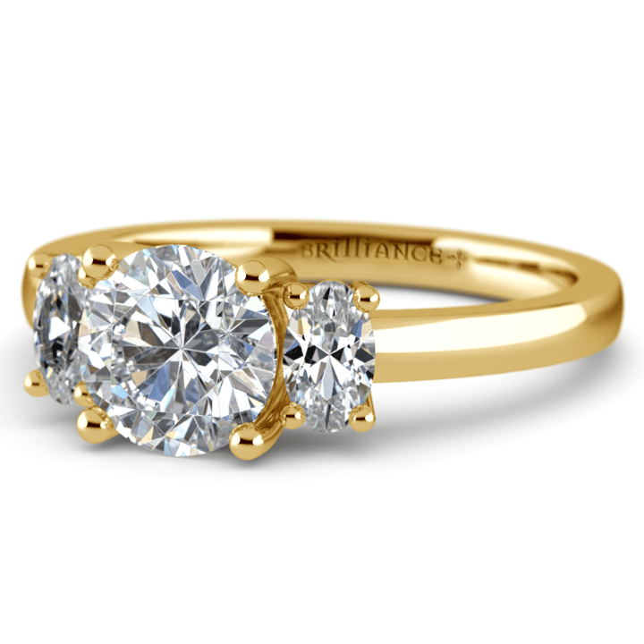 Three Stone Oval Diamond Ring In Yellow Gold | Thumbnail 04