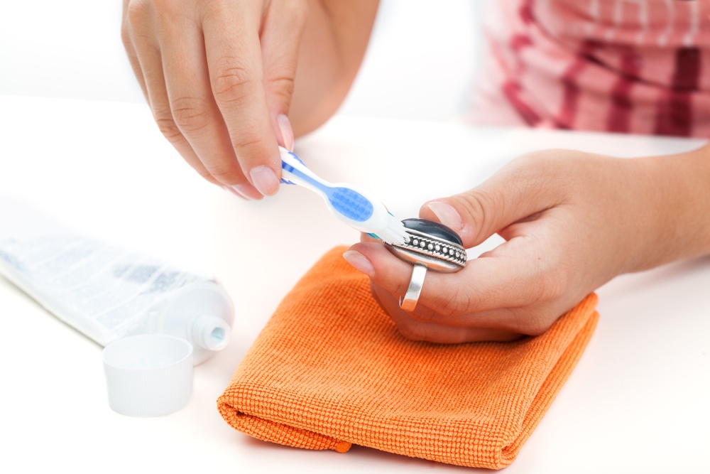 Cleaning jewelry with a brush
