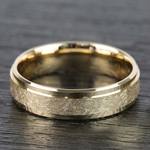 Beveled Swirl Men's Wedding Ring in Yellow Gold (7mm) | Thumbnail 03