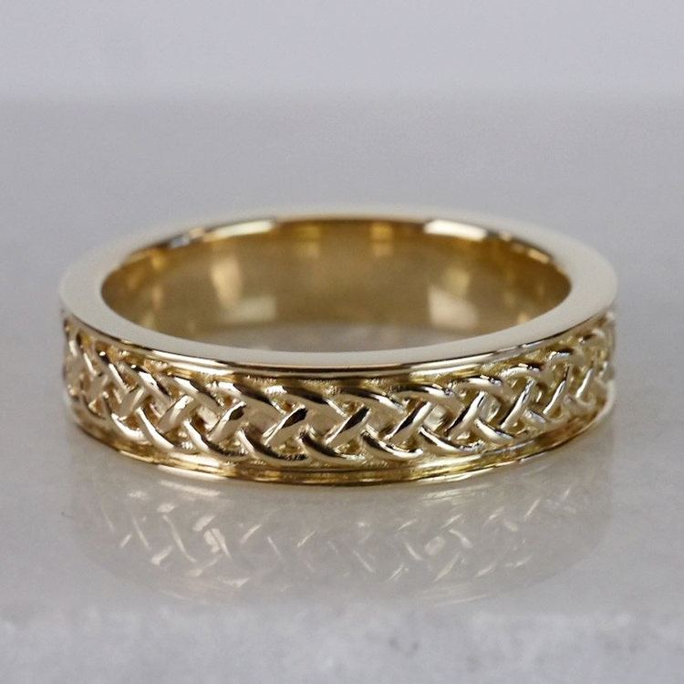 Celtic Knot Men's Wedding Ring in Yellow Gold